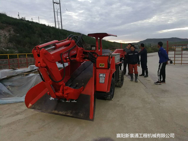 轮式皮带扒渣机.jpg 轮式皮带扒渣机.jpg