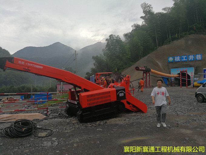 履带扒渣机.jpg 新襄通履带扒渣机2.jpg